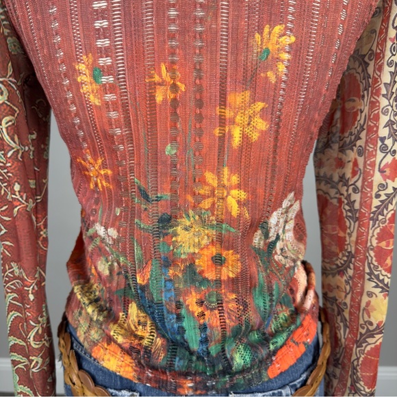 patterned top - Picture 6 of 7